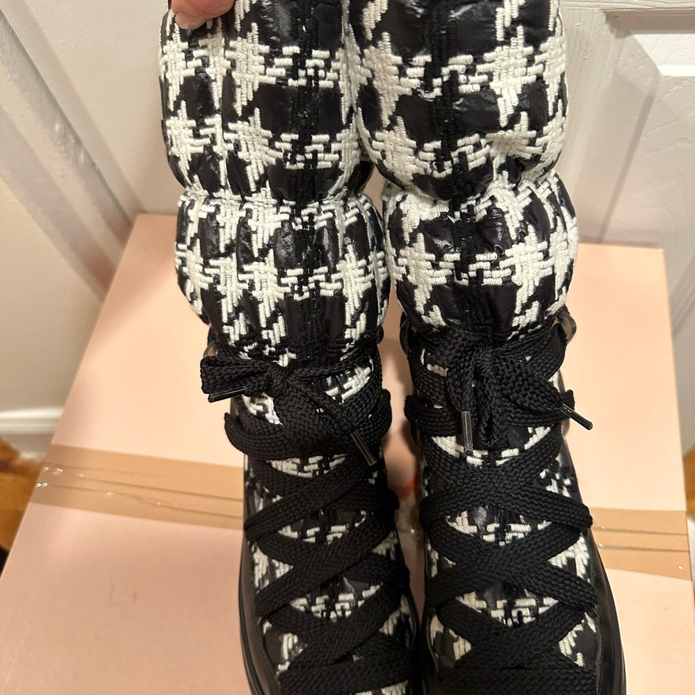Ski boots. Used 2 times. Moncler brand. I bough it in Saks winter ago - Picture 5 of 5